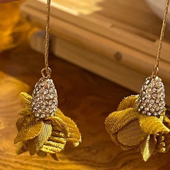 NWT DKNY 4” long gold tone crystal fabric flower earrings - Picture 2 of 5